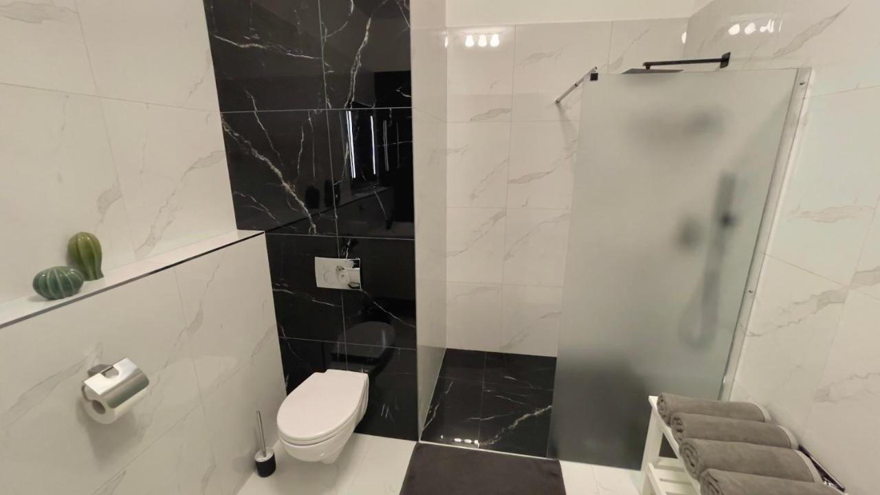 R&J Apartmany Броумов Екстериор снимка