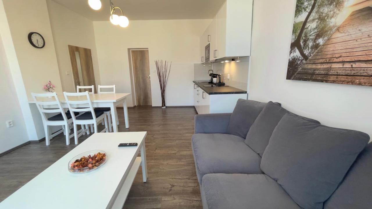 R&J Apartmany Броумов Екстериор снимка