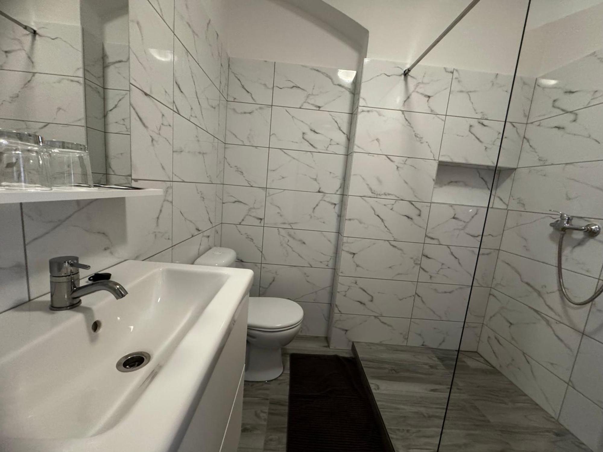 R&J Apartmany Броумов Екстериор снимка