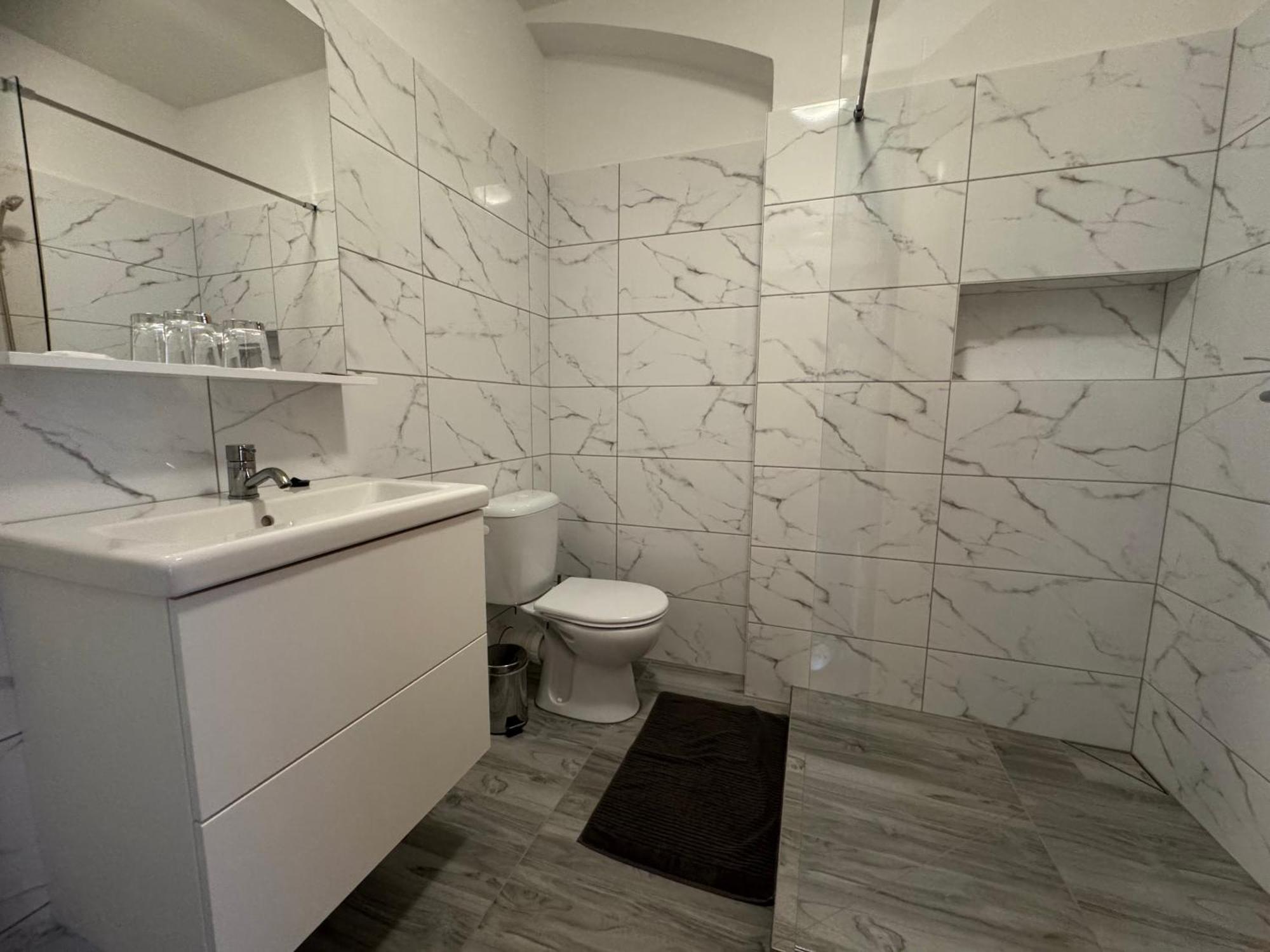 R&J Apartmany Броумов Екстериор снимка